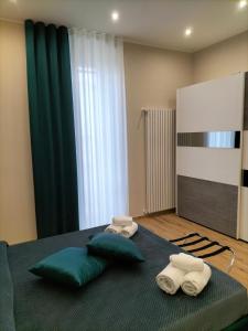 1 dormitorio con 1 cama con 2 toallas en San Sebastiano, en Barletta