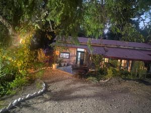 ナイニタールにあるThe Vergomont - A heritage homestay near Nainitalの森の赤屋根の家