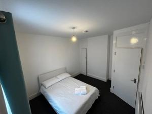 Een bed of bedden in een kamer bij Spacious 5-Bedroom Urban Haven