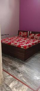1 dormitorio con 1 cama en una habitación púrpura en SPOT ON Hotel Golden Gajraula, en Gajraula