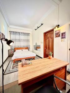 - une chambre avec un lit et un bureau dans l'établissement BÊ TÔNG RESIDENCES HOMESTAY, à Cần Thơ