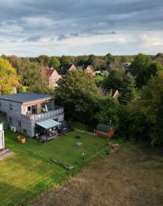 una vista aérea de una casa con patio en Plüschmors, en Wittmund