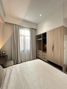利雅德的住宿－Modern Appartements With Private Entry，卧室设有一张白色大床和一扇窗户。