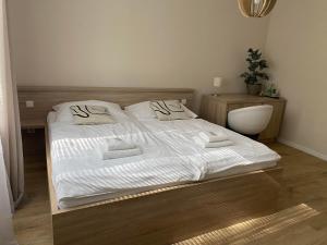 Ένα ή περισσότερα κρεβάτια σε δωμάτιο στο STING Apartments Havířov