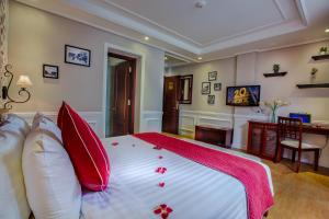 Katil atau katil-katil dalam bilik di La Beaute De Hanoi Hotel
