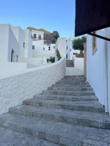 Un conjunto de escaleras que conducen a un edificio en Villa lindos gem, en Lindos