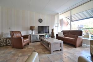 salon z 2 kanapami i telewizorem w obiekcie Costa Del Katwijk w mieście Katwijk aan Zee