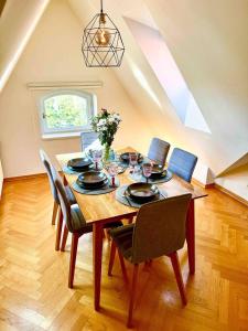 mesa de comedor con sillas y comedor en Lovely large flat in historic building, balcony, parking, en Praga