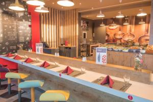 a restaurant with a row of tables and chairs at ibis Alger Aéroport in Alger