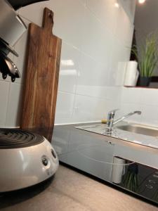 a kitchen counter with a toaster and a sink at Studio Centre-ville - Tout équipé in Bourges