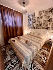 - une chambre avec un lit et une grande fenêtre dans l'établissement Vila Jahor CozyPlace 28, à Jahorina