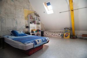 En eller flere senge i et værelse på Maison de famille du pont Millénaire