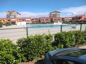 Бассейн в Residence Villaggio dei Fiori con Piscina e Posto Spiaggia Incluso или поблизости