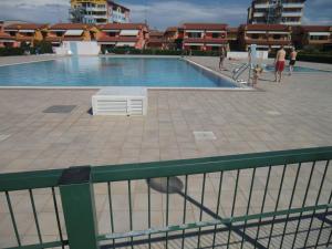 Бассейн в Residence Villaggio dei Fiori con Piscina e Posto Spiaggia Incluso или поблизости