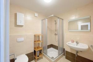 a bathroom with a shower and a toilet and a sink at An den Kreischen 28 Ferienbungalow Engel in Ueckeritz +12 photos