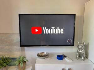 TV a/nebo společenská místnost v ubytování VILLA LUZ SUITE