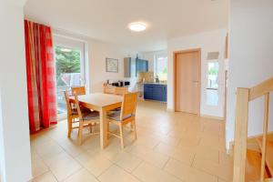 a kitchen and dining room with a table and chairs at An den Kreischen 28 Ferienhaus Engel in Ueckeritz