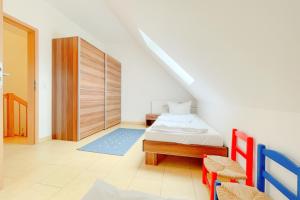 Un pequeño dormitorio con una cama y una escalera en An den Kreischen 28 Ferienhaus Engel, en Ückeritz