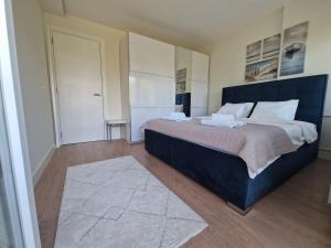 um quarto com uma cama grande e um tapete em Royal apartment Sava river Blok 70 em Ada Ciganlija
