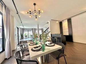 uma mesa de jantar e cadeiras numa sala de estar em House no.148 Patong pool villa em Patong Beach
