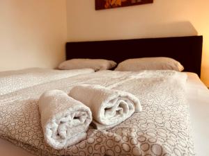 Una cama con dos toallas encima. en Idyllisches Ferienhaus en Siófok