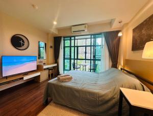 En eller flere senge i et værelse på Brand Naithon Condo C411