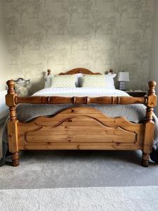 1 dormitorio con cama de madera con marco de madera en Moyleroe Bridge, en Mullingar