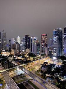 een skyline van de stad 's nachts met een snelweg en gebouwen bij Mercu Summer Suites KLCC By Minutepointhome in Kuala Lumpur