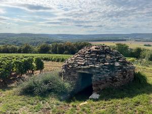 un forno a pietra in mezzo a un campo di Le charmillon, Appartement cosi avec double garage a Mancey