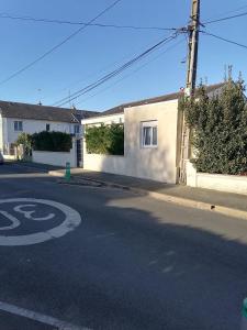 een lege straat met een wit huis en aphaltphaltphaltphaltphaltphaltfficient bij Studio meublée avec sanitaires douche kitchenette in Angers