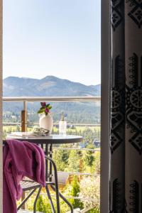 un tavolo e una sedia sul balcone con vista di Hacienda Kościelisko - Apartamenty Kierpcówka 5 -Balia z widokiem a Kościelisko