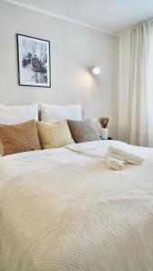 ein großes weißes Bett in einem weißen Schlafzimmer in der Unterkunft Luxuriös & Sehr Zentral in Wuppertal in Wuppertal