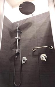 W łazience znajduje się prysznic z głowicą prysznicową. w obiekcie casa vacanze Casa del Mare w mieście Aci Trezza