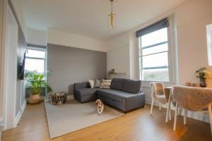 una sala de estar con sofá y un perro. en Georgian Gem Free Parking &Views, en Bath