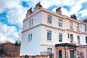 une maison blanche avec une clôture devant elle dans l'établissement Georgian Gem Free Parking &Views, à Bath