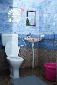 een badkamer met een toilet en een wastafel bij Malgudi Homestay in Someshwar