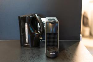 Příslušenství pro přípravu čaje a kávy v ubytování VOYAGE Stadtoase am Fluss I Zentral I freier Parkplatz I Wifi I Netflix I Aufzug + 9 fotografií