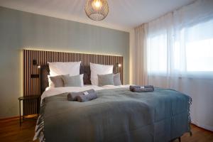 Postel nebo postele na pokoji v ubytování VOYAGE Stadtoase am Fluss I Zentral I freier Parkplatz I Wifi I Netflix I Aufzug