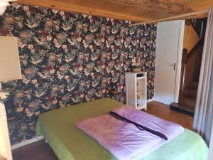 Ένα ή περισσότερα κρεβάτια σε δωμάτιο στο la maisonnette