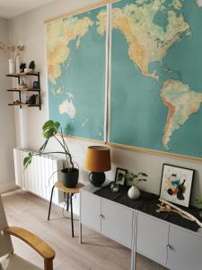 une grande carte du monde accrochée à un mur dans une pièce dans l'établissement Charmant appartement au calme, à Biarritz