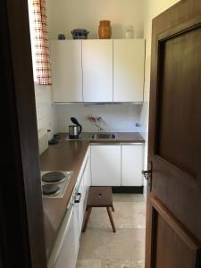 eine kleine Küche mit weißen Schränken und einem Waschbecken in der Unterkunft Pension Hattinger in Maria Alm am Steinernen Meer