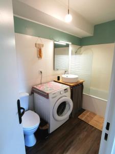 La salle de bains est pourvue d'un lave-linge et d'un lavabo. dans l'établissement Charmant appartement au calme, à Biarritz