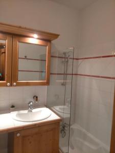 Koupelna v ubytování Résidence les Alpages - Appartement Boule de neige - 3 pièces 6 personnes + 30 fotografií