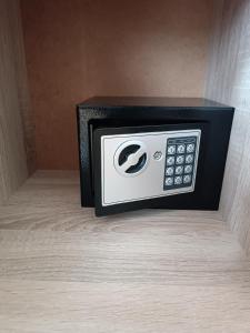 eine Mikrowelle in Schwarz und Weiß im Zimmer in der Unterkunft Apartman Dana in Sokobanja