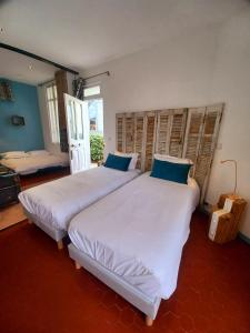 カンヌにあるB&B Villa Du Roc Fleuriのベッドルーム1室(ベッド2台、窓付)