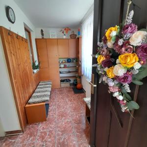 einen Flur mit einer Tür mit einem Blumenkranz in der Unterkunft Na Kopci 84 in Staré Křečany