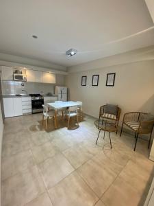 a kitchen and dining room with a table and chairs at Apart Moderno a Estrenar Barrio Sur in San Miguel de Tucumán