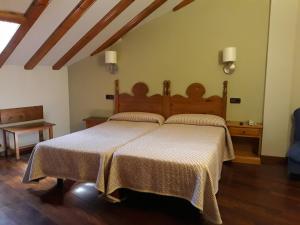 1 Schlafzimmer mit 2 Betten in einem Zimmer in der Unterkunft Hotel Aragüells in Benasque