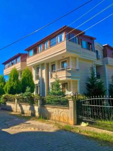a large white house on the side of a street at Удобная квартира для семьи Comfortable apartment for a family شقة مريحة لعائلة in Yalova