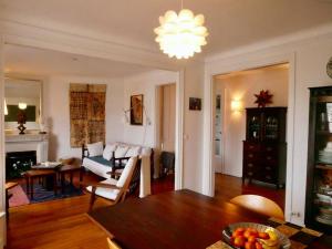 uma sala de estar com um sofá e uma mesa em Superbe appartement de 120m2 en plein Paris em Paris